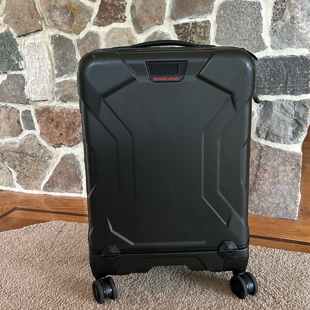 Briggs & Riley 21” International Dark Green Hardside Spinner Luggage
